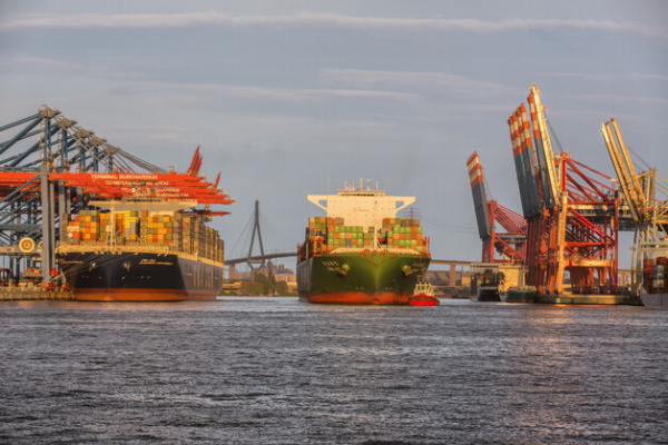 南沙到中東一個集裝箱運費多少錢